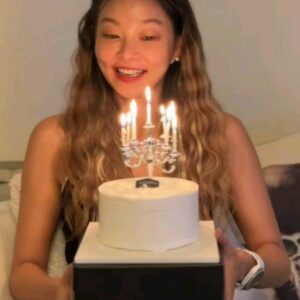 Song Hae-na Instagram - 지금까지 일할수 있음에 감사합니다
더 나은 해나가 되도록 노력할께요
다들 너무고마워요 감사합니다♡