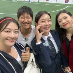 Song Hae-na Instagram - 내가뛰던 경기장으로ㅠㅠ⚽️
골때녀 올스타 특별해설위원으로 다녀왔어요
다들 너무 보고싶었어 축구 못잃어♡
Merry Christmas🎁