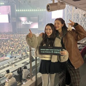 Song Hae-na Instagram - 올해도 데이식스 콘서트로 힐링♡
마이데이들은 여전히 노래를 잘하고 데이식스는 너무 멋지고
고맙다 영현아 덕분에 행복한 하루를 보냈어 오늘도 데이식스day~~~~!!