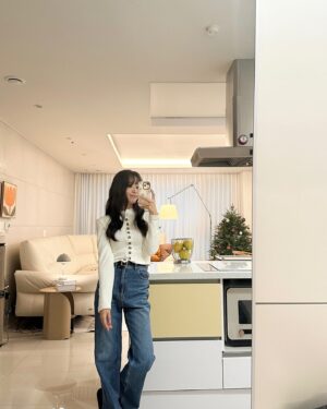 Song Ji-eun Instagram - 어쩌다 생겨버린 셀카존🪞🧡💛