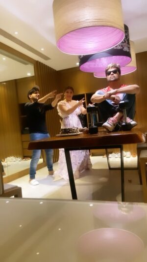 Sonia Kapur Instagram - Today we are performing for our rockstar birthday boy @realhimesh 🤪
Saheli in crime @vineetsingh15 😂

#reels #reelsinstagram #reelitfeelit #reelkarofeelkaro #baarbaardinyehaaye #birthday #celebration #fun #videos #happybirthday #himeshreshammiya #mahableshwar #beautifulnature #weather #cutevideos
