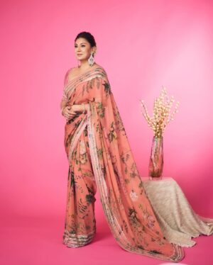 Sonia Kapur Instagram - Blink, and you’ll still see pink :)

Styled by @hitendrakapopara
Outfit @anushreereddydesign
Earrings by @curiocottagejewelry
Styling team @nidhi_harsora21
Make up by @im__sal
Hair by @yashdeeps7
Shot by @amannagoshe