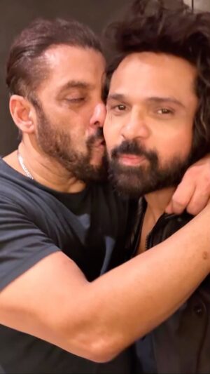 Sonia Kapur Instagram - Historic memorable lovely evening with bhai ❤️❤️ @beingsalmankhan and family and friends @mikasingh @thesajidwajid @arjunkanungo @shekharravjiani @palakmuchhal3 @palash_muchhal and birthday girl @vanturiulia , lots of love and good wishes always ❤️❤️❤️ cheers ❤️❤️❤️❤️