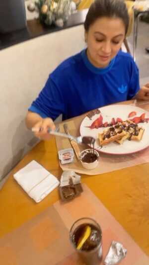 Sonia Kapur Instagram - ❤️❤️❤️ I’m not dieting today @realhimesh