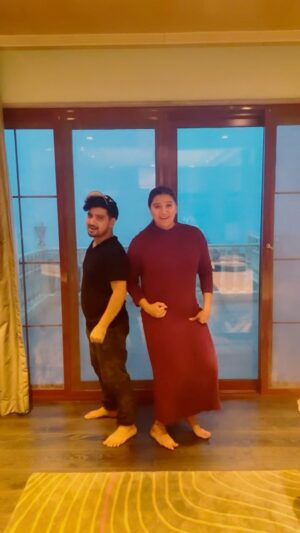 Sonia Kapur Instagram - Main aur meri saheli, keeping up with the trend🤪😂😍 @vineetsingh15 
 

#reels #reelsinstagram #reelitfeelit #reelkarofeelkaro #funnyvideos #fun #trendingreels #trendingsongs #mahableshwar #friendship #friendshipgoals #funnyreels #weather😍