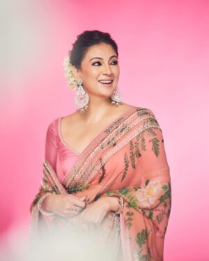 Sonia Kapur Instagram - Blink, and you’ll still see pink :)

Styled by @hitendrakapopara
Outfit @anushreereddydesign
Earrings by @curiocottagejewelry
Styling team @nidhi_harsora21
Make up by @im__sal
Hair by @yashdeeps7
Shot by @amannagoshe