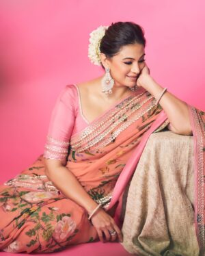 Sonia Kapur Instagram - Blink, and you’ll still see pink :)

Styled by @hitendrakapopara
Outfit @anushreereddydesign
Earrings by @curiocottagejewelry
Styling team @nidhi_harsora21
Make up by @im__sal
Hair by @yashdeeps7
Shot by @amannagoshe