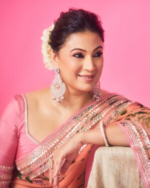 Sonia Kapur Instagram - Blink, and you’ll still see pink :)

Styled by @hitendrakapopara
Outfit @anushreereddydesign
Earrings by @curiocottagejewelry
Styling team @nidhi_harsora21
Make up by @im__sal
Hair by @yashdeeps7
Shot by @amannagoshe