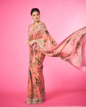 Sonia Kapur Instagram - Blink, and you’ll still see pink :)

Styled by @hitendrakapopara
Outfit @anushreereddydesign
Earrings by @curiocottagejewelry
Styling team @nidhi_harsora21
Make up by @im__sal
Hair by @yashdeeps7
Shot by @amannagoshe