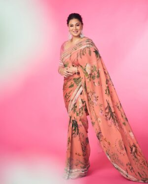 Sonia Kapur Instagram - Blink, and you’ll still see pink :)

Styled by @hitendrakapopara
Outfit @anushreereddydesign
Earrings by @curiocottagejewelry
Styling team @nidhi_harsora21
Make up by @im__sal
Hair by @yashdeeps7
Shot by @amannagoshe