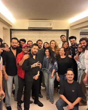 Sonia Kapur Instagram - Lovely evening with bhai @beingsalmankhan and family and friends and super sweet birthday girl @vanturiulia , best wishes always ❤️❤️❤️ lots of love ❤️❤️❤️