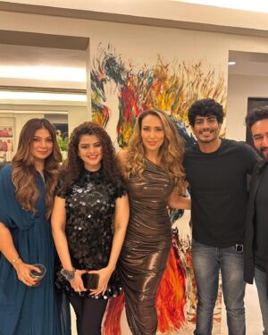 Sonia Kapur Instagram - Lovely evening with bhai @beingsalmankhan and family and friends and super sweet birthday girl @vanturiulia , best wishes always ❤️❤️❤️ lots of love ❤️❤️❤️