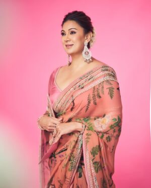 Sonia Kapur Instagram - Blink, and you’ll still see pink :)

Styled by @hitendrakapopara
Outfit @anushreereddydesign
Earrings by @curiocottagejewelry
Styling team @nidhi_harsora21
Make up by @im__sal
Hair by @yashdeeps7
Shot by @amannagoshe