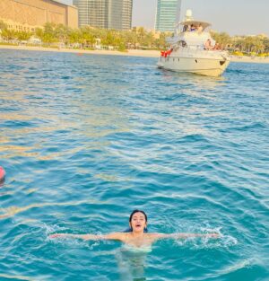Sonyaa Ayodhya Instagram - You know, when Shalini said she’d rather jump into the ocean than talk to those on land, I applied that in real life, turns out she was so right, look at my smile. 
Happy 2025 ya’all!!! @netflix_in is my guru in👸🏼#2025
