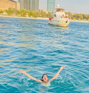 Sonyaa Ayodhya Instagram - You know, when Shalini said she’d rather jump into the ocean than talk to those on land, I applied that in real life, turns out she was so right, look at my smile. 
Happy 2025 ya’all!!! @netflix_in is my guru in👸🏼#2025