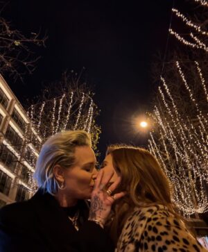 Sophia Bush Instagram - Comment dit-on ‘’Tis the Season’ en français? 🎄