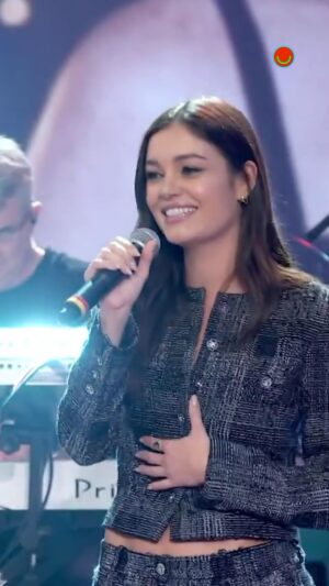 Sophie Charlotte Instagram - #TBT ⏳ Quem lembra quando a @sophiecharlotte1 soltou a voz no palco do #AltasHoras e cantou “Palpite”? 🧡 Maravilhosa demais!