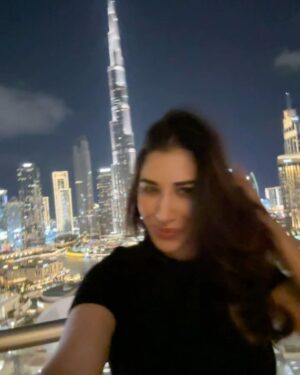 Sophie Choudry Instagram - Kicking off Jan 2025 with magical sunsets, breathtaking views and a touch of Dubai magic ✨ Here’s to a year that glows as brightly as this city! 🌅🌟 #NewYearVibes #hello2025 #dubai @addressdubaimall 

 #DubaiDreams #sophiechoudry #burjkhalifa #sunset #sunsetlover #sophiechoudry
