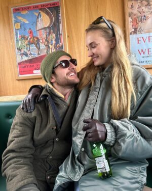 Sophie Turner Instagram - Happy Birthday my angel pie 🥧 🎉 30, flirty and thriving 🎈