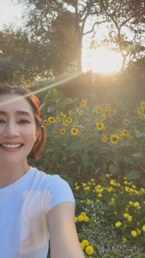 Sopitnapa Chumpanee Instagram - ❤️🌻ความสุขง่ายๆของวันนี้ เจอดอกทานตะวันหลังเลิกงานตอนกำลังจะกลับบ้าน 🌻💋

I hope you find a little happiness in the little things 👩🏻

Counting down to 2025