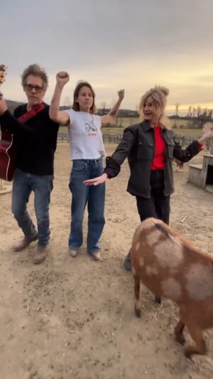 Sosie Bacon Instagram - Nothing says #HappyThanksgiving quite like a family goat song! This one’s Hot to GOAT!