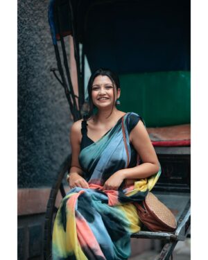Soumi Ghosh Instagram - Premium Mul Cotton Tye and Dye Saree from @vastramika_boutique_kolkata🩷 📸 @shuva10