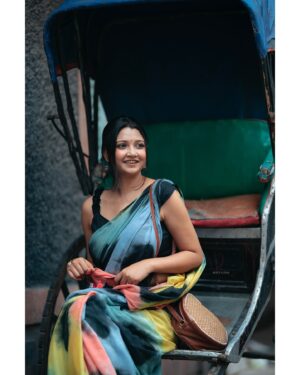 Soumi Ghosh Instagram - Premium Mul Cotton Tye and Dye Saree from @vastramika_boutique_kolkata🩷 📸 @shuva10