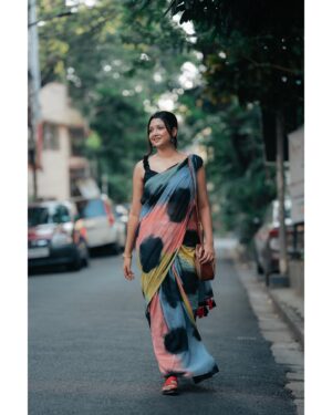 Soumi Ghosh Instagram - Premium Mul Cotton Tye and Dye Saree from @vastramika_boutique_kolkata🩷 📸 @shuva10