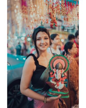 Soumi Ghosh Instagram - Ganapati Bappa moreya 🙏🏻

#HappyGaneshChaturthi

📸 @shuva10 
👗 @vastramika_boutique_kolkata