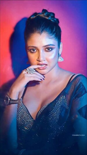 Soumi Ghosh Instagram - Mere Meheboob😜 📸 @framemaker_yogabrata 💄 @makeupartistrybypampa