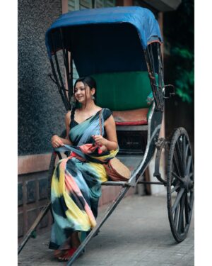 Soumi Ghosh Instagram - Premium Mul Cotton Tye and Dye Saree from @vastramika_boutique_kolkata🩷 📸 @shuva10