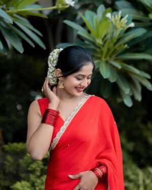 Soundarya Reddy Instagram - Hey beautifull I still fall in love with you every day ❤️💫

Stylish- me👸
Saree - @uski_designer_studio my love 🫶🏻
Blouse - @uski_designer_studio 
Jewellery- @new_ideas_fashions ☺️
Pc - @storytography_by_akhil