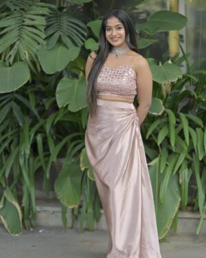 Soundarya Reddy Instagram - Zeetelugu fav YOUNG COUPLES ❤️ SOURAMA 🫶🏻
This is the proud moment of my professional career,I feel very appreciated and valued to receive this award thank u so much my fam 🫶🏻 ,  love u always 

With love 
Soundarya Reddy👸

Outfit- @vasudha.couture 
Jew - @new_ideas_fashions