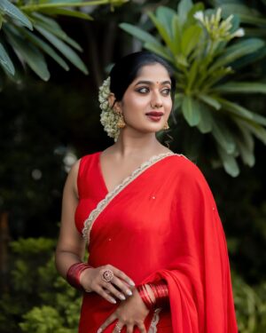 Soundarya Reddy Instagram - Hey beautifull I still fall in love with you every day ❤️💫

Stylish- me👸
Saree - @uski_designer_studio my love 🫶🏻
Blouse - @uski_designer_studio 
Jewellery- @new_ideas_fashions ☺️
Pc - @storytography_by_akhil