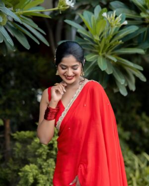 Soundarya Reddy Instagram - Hey beautifull I still fall in love with you every day ❤️💫

Stylish- me👸
Saree - @uski_designer_studio my love 🫶🏻
Blouse - @uski_designer_studio 
Jewellery- @new_ideas_fashions ☺️
Pc - @storytography_by_akhil