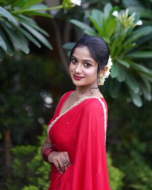 Soundarya Reddy Instagram - Hey beautifull I still fall in love with you every day ❤️💫

Stylish- me👸
Saree - @uski_designer_studio my love 🫶🏻
Blouse - @uski_designer_studio 
Jewellery- @new_ideas_fashions ☺️
Pc - @storytography_by_akhil