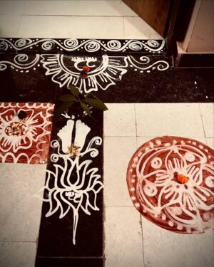 Sradha Panigrahi Instagram - ମାଁ ଲକ୍ଷ୍ମୀ ଙ୍କ ଗୁରୁବାର ପୂଜା 🙏 🪷🌾
.
#puja #festival #gurubar #gurubara #laxmi #laxmipuja #gurubaralaxmipuja #jhoti #gurubarajhoti #gurubarachita #margasira  #margasiramasagurubara #sradha #sradhapanigrahi #odia #odiaculture #manabasa #manabasagurubar #odisha