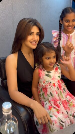 Sreeleela Instagram - KISSIK kisses for the cutie kiddy📸📸😘😘😘😘
 Vanity visitor 💕💕