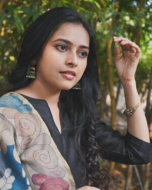Sri Divya Instagram - 👗 @labellikithabommu 

💍 @devijewellersjubileehills 

📸 The one n only @shreeofficially 😎!! 🙃