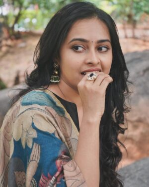 Sri Divya Instagram - 👗 @labellikithabommu 

💍 @devijewellersjubileehills 

📸 The one n only @shreeofficially 😎!! 🙃