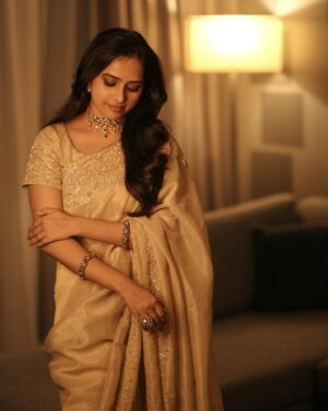 Sri Divya Instagram - 💛💛

Saree @tilakamsarees 

Jewellery @pradejewels 

Styling @beingstyl 
Styling team @meghakrishna.k 

M&H @sheetal_makeupandhair 

📸 @adnan.a.abbas