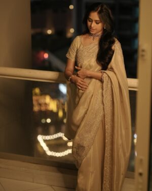 Sri Divya Instagram - 💛💛

Saree @tilakamsarees 

Jewellery @pradejewels 

Styling @beingstyl 
Styling team @meghakrishna.k 

M&H @sheetal_makeupandhair 

📸 @adnan.a.abbas