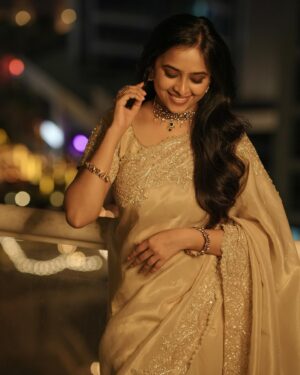 Sri Divya Instagram - 💛💛

Saree @tilakamsarees 

Jewellery @pradejewels 

Styling @beingstyl 
Styling team @meghakrishna.k 

M&H @sheetal_makeupandhair 

📸 @adnan.a.abbas