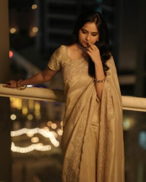Sri Divya Instagram - 💛💛

Saree @tilakamsarees 

Jewellery @pradejewels 

Styling @beingstyl 
Styling team @meghakrishna.k 

M&H @sheetal_makeupandhair 

📸 @adnan.a.abbas