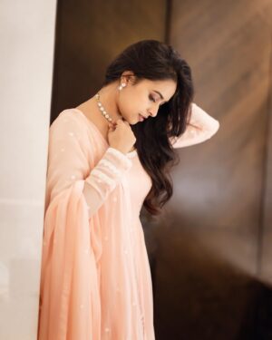 Sri Divya Instagram - This part of the #ArulMei song is… ❤️‍🔥🤌🏼

#Meiyazhagan and #SathyamSundaram are running successfully! Thank you all❣️😊

💍 @devijewellersjubileehills 
👗 @labellikithabommu 
📸 @arunprasath_photography