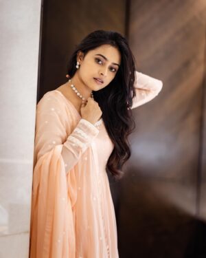 Sri Divya Instagram - This part of the #ArulMei song is… ❤️‍🔥🤌🏼

#Meiyazhagan and #SathyamSundaram are running successfully! Thank you all❣️😊

💍 @devijewellersjubileehills 
👗 @labellikithabommu 
📸 @arunprasath_photography