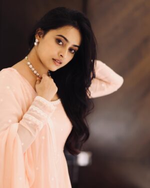 Sri Divya Instagram - This part of the #ArulMei song is… ❤️‍🔥🤌🏼

#Meiyazhagan and #SathyamSundaram are running successfully! Thank you all❣️😊

💍 @devijewellersjubileehills 
👗 @labellikithabommu 
📸 @arunprasath_photography