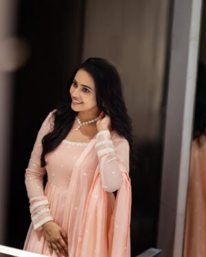 Sri Divya Instagram - #MeiyazhaganFromToday 🤍#SathyamSundaramFromTomorrow 🩷

👗 @labellikithabommu 

💎 @devijewellersjubileehills 

Styling @beingstyl 
Styling team @meghakrishna.k 

M&H @saikrishnabandari 

📸 @arunprasath_photography 

#meiyazhagan #sathyamsundaram