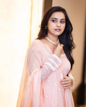 Sri Divya Instagram - #MeiyazhaganFromToday 🤍#SathyamSundaramFromTomorrow 🩷

👗 @labellikithabommu 

💎 @devijewellersjubileehills 

Styling @beingstyl 
Styling team @meghakrishna.k 

M&H @saikrishnabandari 

📸 @arunprasath_photography 

#meiyazhagan #sathyamsundaram