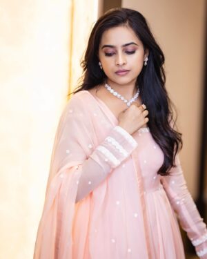 Sri Divya Instagram - #MeiyazhaganFromToday 🤍#SathyamSundaramFromTomorrow 🩷

👗 @labellikithabommu 

💎 @devijewellersjubileehills 

Styling @beingstyl 
Styling team @meghakrishna.k 

M&H @saikrishnabandari 

📸 @arunprasath_photography 

#meiyazhagan #sathyamsundaram